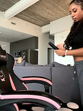 Snapshot of Your_Paris chatting on November 23, 10:09 pm Your Paris online show from November 23, 10:09 pm