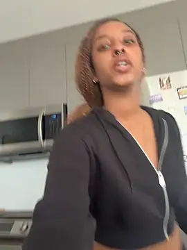 Snapshot of Your_Paris chatting on September 26, 3:52 pm Your Paris online show from September 26, 3:52 pm