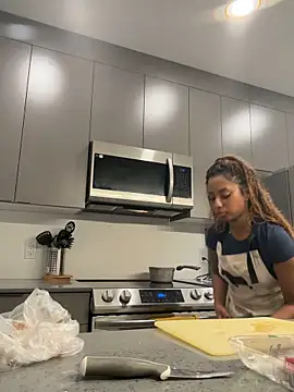 Snapshot of Your_Paris chatting on October 24, 12:31 am Your Paris online show from October 24, 12:31 am