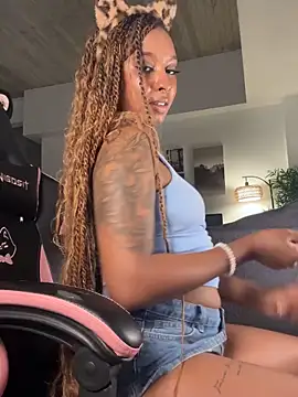 Snapshot of Your_Paris chatting on October 5, 12:45 am Your Paris online show from October 5, 12:45 am