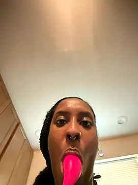 Snapshot of Your_Paris chatting on October 31, 4:47 pm Your Paris online show from October 31, 4:47 pm