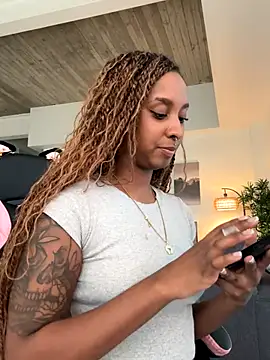 Snapshot of Your_Paris chatting on September 8, 11:37 pm Your Paris online show from September 8, 11:37 pm