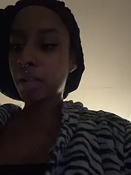 Snapshot of Your_Paris chatting on November 15, 10:52 am Your Paris online show from November 15, 10:52 am