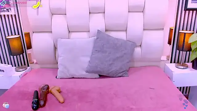 Snapshot of sarah_cream chatting on December 14, 5:57 am sarah cream online show from December 14, 5:57 am