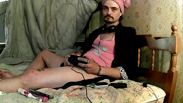 Snapshot of JustTylerr chatting on June 8, 10:27 am JustTylerr online show from June 8, 10:27 am