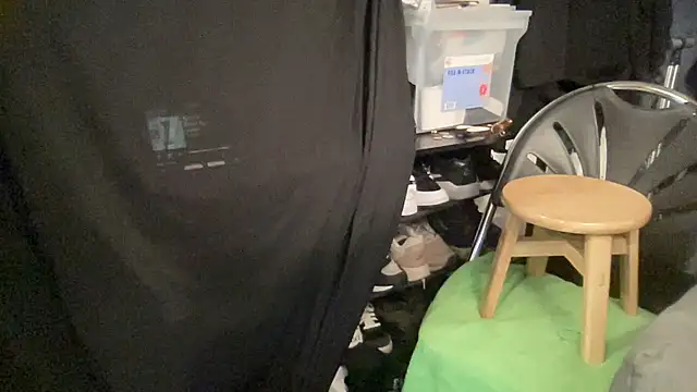 Snapshot of MoreFunSpun chatting on December 6, 1:38 pm MoreFunSpun online show from December 6, 1:38 pm