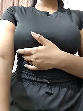 Snapshot of MohiniHott chatting on May 5, 6:05 am MohiniHott online show from May 5, 6:05 am