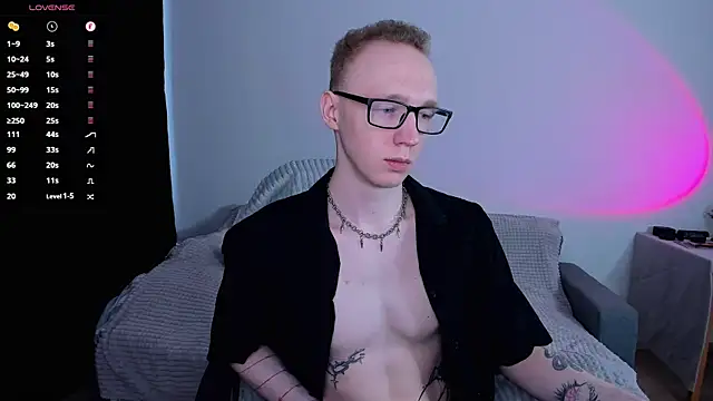 Snapshot of Alex_silents chatting on June 9, 3:24 pm Alex silents online show from June 9, 3:24 pm