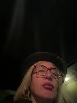 Snapshot of casalinga88 chatting on March 21, 11:23 pm casalinga88 online show from March 21, 11:23 pm