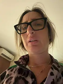 Snapshot of casalinga88 chatting on July 11, 1:22 pm casalinga88 online show from July 11, 1:22 pm
