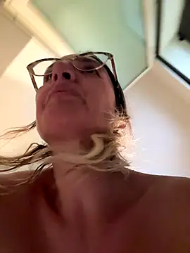 Snapshot of casalinga88 chatting on December 5, 12:37 pm casalinga88 online show from December 5, 12:37 pm