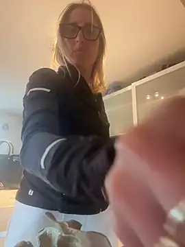 Snapshot of casalinga88 chatting on November 15, 12:31 pm casalinga88 online show from November 15, 12:31 pm