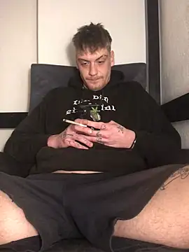 Snapshot of Simboxxx040 chatting on March 22, 7:47 am Simboxxx040 online show from March 22, 7:47 am