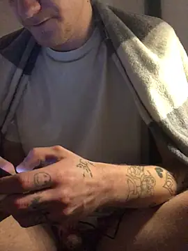 Snapshot of Simboxxx040 chatting on December 18, 8:09 am Simboxxx040 online show from December 18, 8:09 am