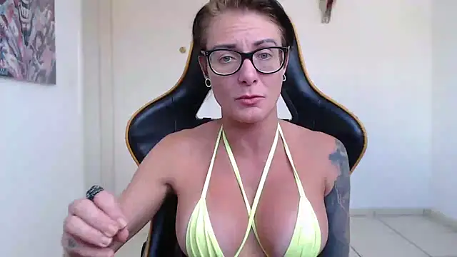Snapshot of CrisBathoryxxx chatting on March 8, 11:05 am CrisBathoryxxx online show from March 8, 11:05 am