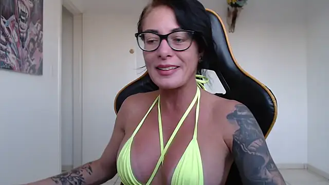 Snapshot of CrisBathoryxxx chatting on March 4, 9:00 pm CrisBathoryxxx online show from March 4, 9:00 pm