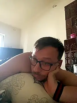 Snapshot of ionut9879 chatting on September 12, 12:16 pm ionut9879 online show from September 12, 12:16 pm