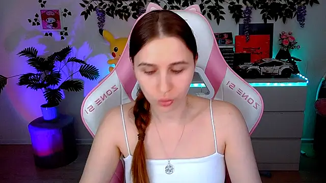 Snapshot of AliceCharmy chatting on April 26, 4:15 pm AliceCharmy online show from April 26, 4:15 pm