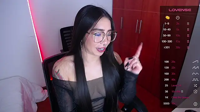 Snapshot of megan_bluee23 chatting on March 18, 2:06 pm megan bluee23 online show from March 18, 2:06 pm