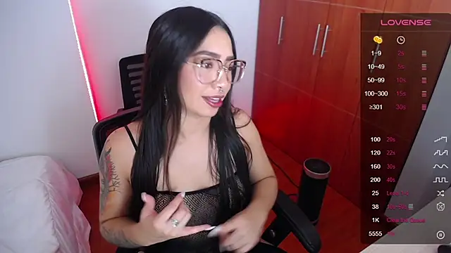 Snapshot of megan_bluee23 chatting on February 20, 2:13 pm megan bluee23 online show from February 20, 2:13 pm