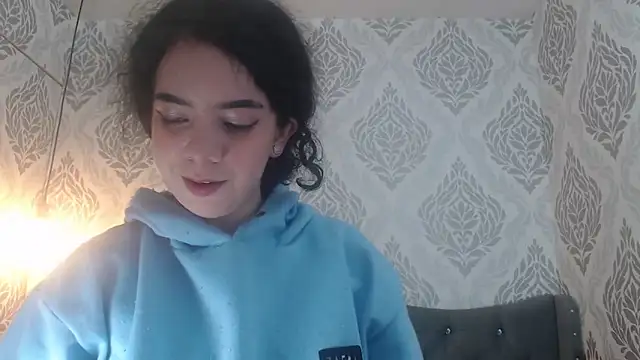 EmmaCowperr online show from March 17, 11:53 am