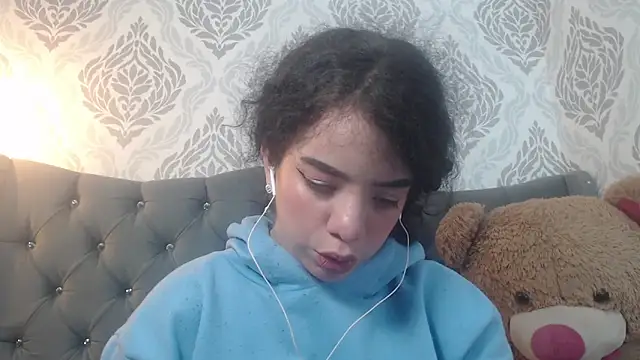 EmmaCowperr online show from March 15, 11:50 pm