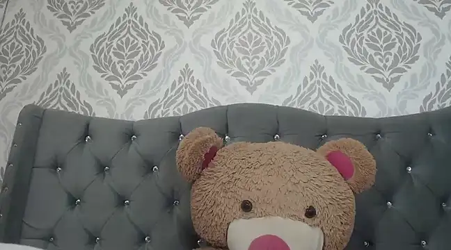 EmmaCowperr online show from March 3, 1:01 pm