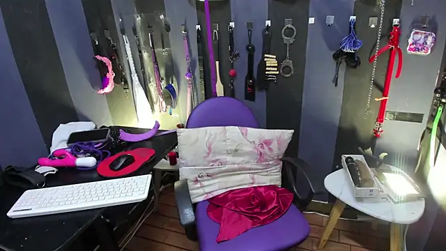 Snapshot of LucyStrike_ chatting on October 15, 10:40 pm LucyStrike online show from October 15, 10:40 pm