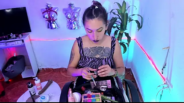 LucyStrike  online show from May 28, 2:52 am