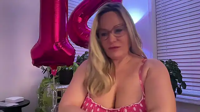 Snapshot of Milf_Goddess chatting on October 15, 6:00 am Milf Goddess online show from October 15, 6:00 am