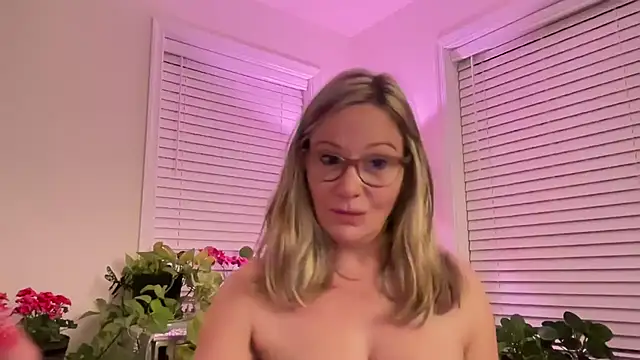 Snapshot of Milf_Goddess chatting on May 14, 7:49 am Milf Goddess online show from May 14, 7:49 am