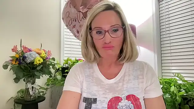 Snapshot of Milf_Goddess chatting on July 4, 5:03 am Milf Goddess online show from July 4, 5:03 am