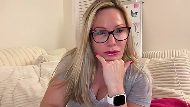 Snapshot of Milf_Goddess chatting on September 15, 2:23 am Milf Goddess online show from September 15, 2:23 am