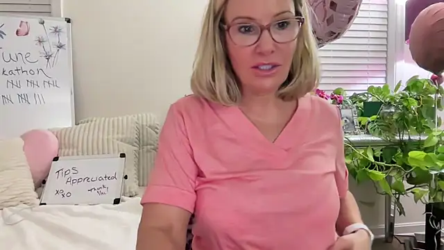 Snapshot of Milf_Goddess chatting on June 15, 3:51 am Milf Goddess online show from June 15, 3:51 am