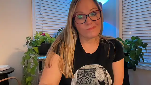 Snapshot of Milf_Goddess chatting on December 17, 8:19 am Milf Goddess online show from December 17, 8:19 am