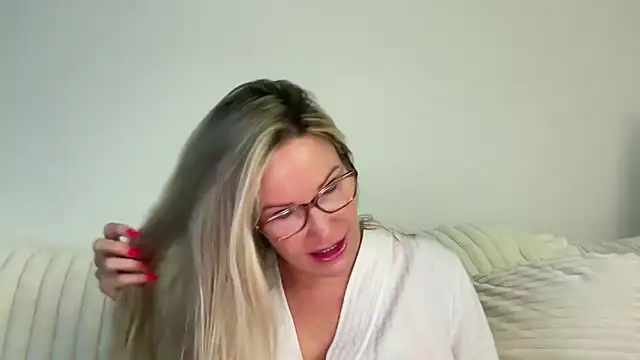 Snapshot of Milf_Goddess chatting on September 27, 6:52 am Milf Goddess online show from September 27, 6:52 am