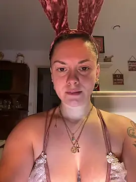 Luccreccia  online show from April 2, 8:59 pm