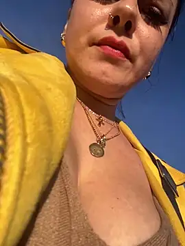 Snapshot of Luccreccia_ chatting on November 18, 3:04 pm Luccreccia online show from November 18, 3:04 pm