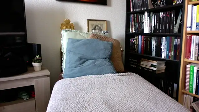 Snapshot of Luccreccia_ chatting on October 23, 8:46 am Luccreccia online show from October 23, 8:46 am