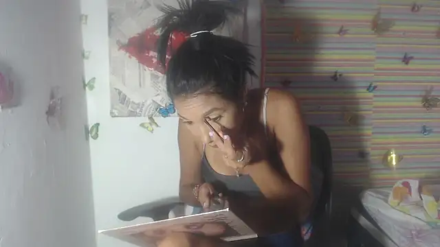 Snapshot of KamileLatinasexy chatting on February 28, 9:23 pm KamileLatinasexy online show from February 28, 9:23 pm