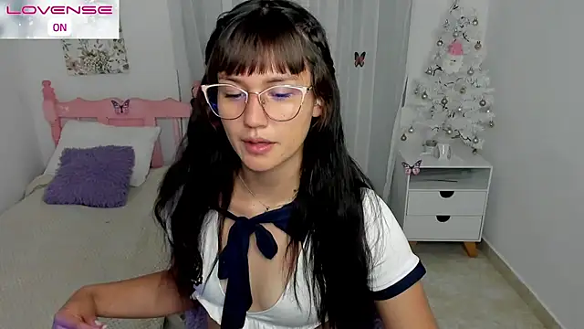 Snapshot of cute_roxy chatting on November 24, 2:00 am cute roxy online show from November 24, 2:00 am