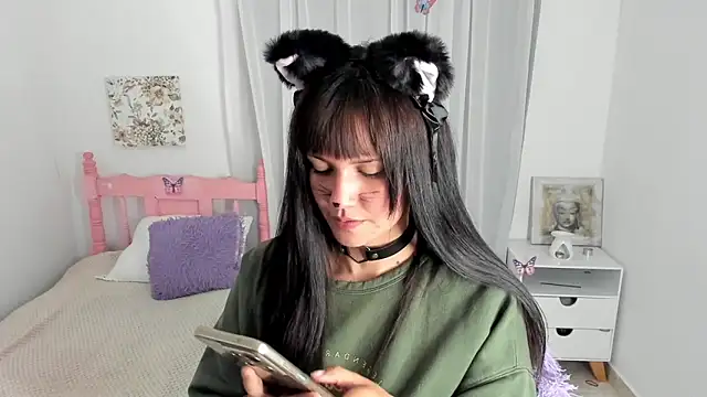 Snapshot of cute_roxy chatting on November 1, 1:45 am cute roxy online show from November 1, 1:45 am