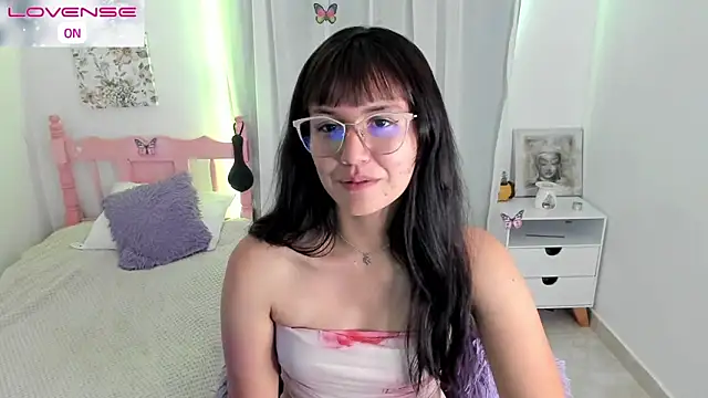 Snapshot of cute_roxy chatting on November 6, 2:15 am cute roxy online show from November 6, 2:15 am