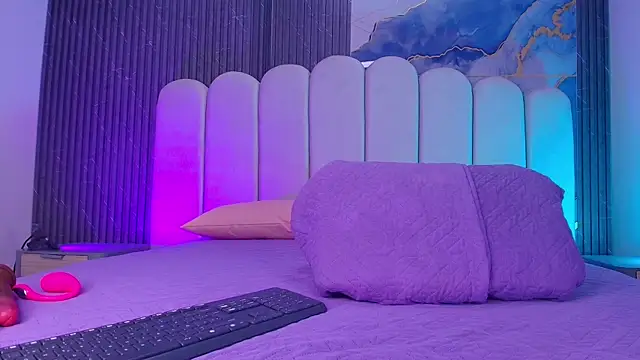 hot dione online show from April 7, 7:15 pm