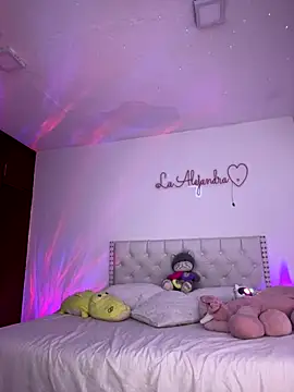 Snapshot of alee_lenoxx chatting on October 21, 6:13 am alee lenoxx online show from October 21, 6:13 am