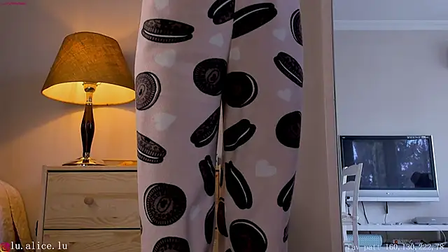 Snapshot of alicelu_ chatting on March 4, 6:37 am alicelu online show from March 4, 6:37 am