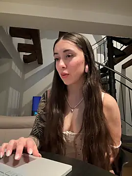 emiliasommer online show from November 26, 1:33 pm