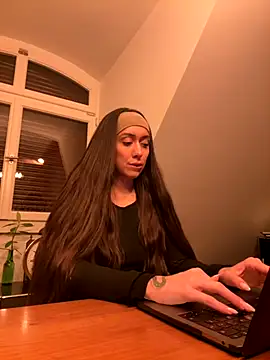 emiliasommer online show from October 4, 8:10 pm