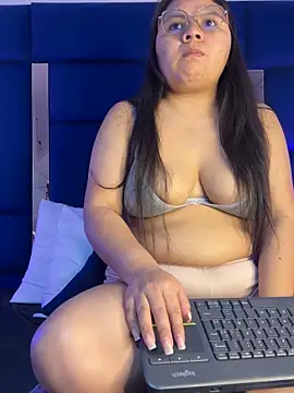 Snapshot of alice_love052 chatting on February 15, 2:34 am alice love052 online show from February 15, 2:34 am