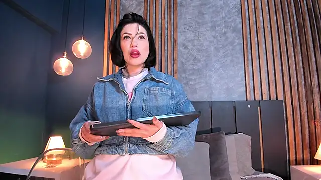 Hannah Borbon online show from March 14, 5:05 am